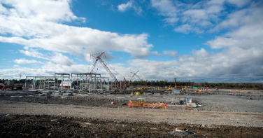 加拿大建厂10倍成本构成：地质处理与严苛建筑规范示意图