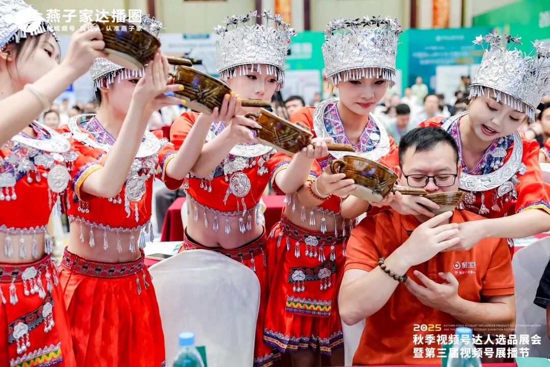 华弘草芝堂杭州展会沉浸式灵芝种植场景复刻展台